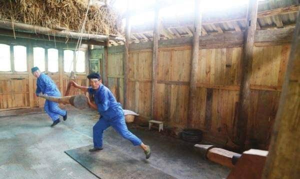 原创榨油坊一上联：“榨响如雷，惊动满天星斗”，下联一出，太经典了