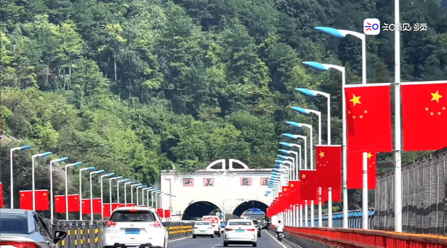 贵阳贵安 满城尽染“中国红”