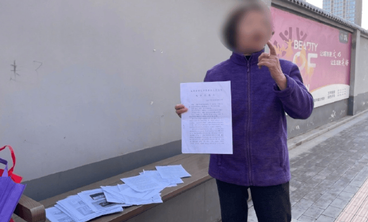 75岁老太到处领免费鸡蛋，突然被起诉！只因一个动作